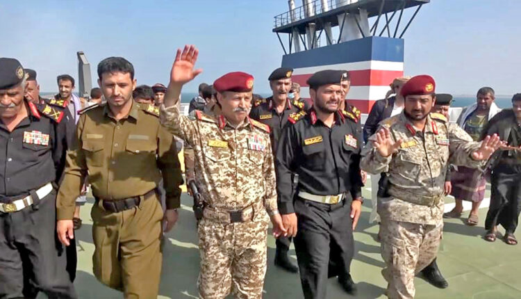 وزير الدفاع اليمني: البحر الأحمر منطقة آمنة للتجارة العالمية بإستثناء السفن الإسرائيلية