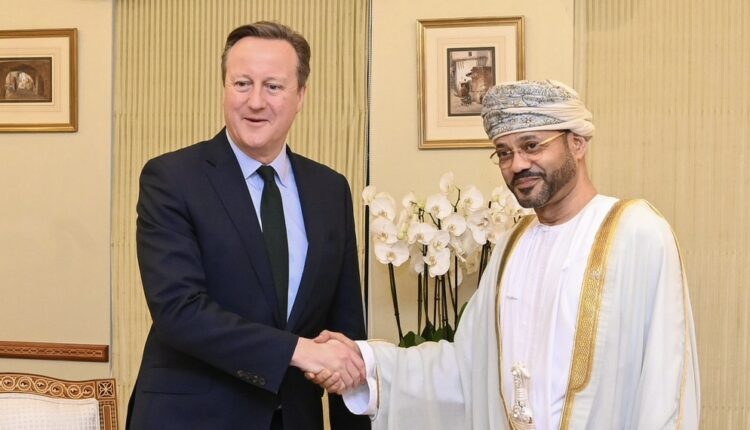 وزير الخارجية البريطاني يبحث في عمان عن أي مساعٍ للتهدئة في البحر الأحمر