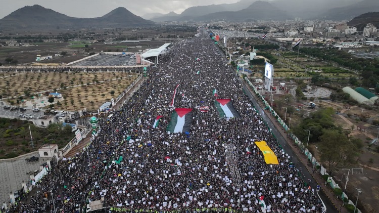 بالفيديو.. مسيرة مليونية في صنعاء دعمًا لغزة ورفضًا للتنصيف الأمريكي