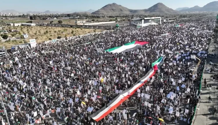 اليمنيون في مسيرات مليونية: لعنة التاريخ ستلاحق الأنظمة العربية والإسلامية لموقفها المخزي تجاه غزة
