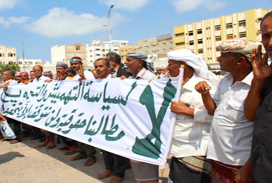 احتجاجات لمجندين في عدن بسبب قطع مرتباتهم