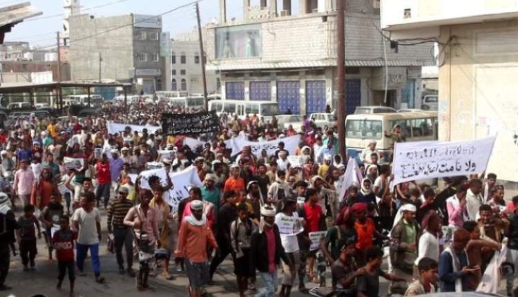 احتجاجات شعبية في لحج بسبب تدهور الأوضاع المعيشية وانقطاع الرواتب