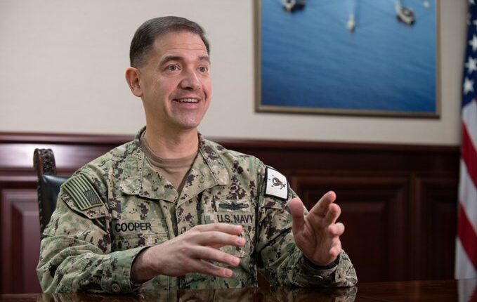 قائد البحرية الأمريكية بالشرق الأوسط: هجمات الحوثيين تتواصل رغم التحالف البحري