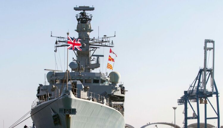 صحيفة بريطانية: عمليات اليمن في البحر سببها حرب غزة والبحرية الأمريكية البريطانية تحمي إسرائيل
