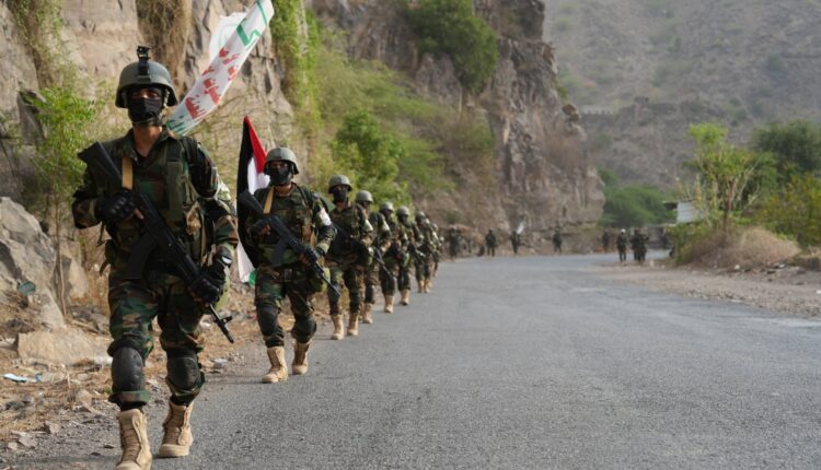 وحدات قوات صنعاء تنفذ مسيرًا راجلاً من العاصمة نحو الجوف