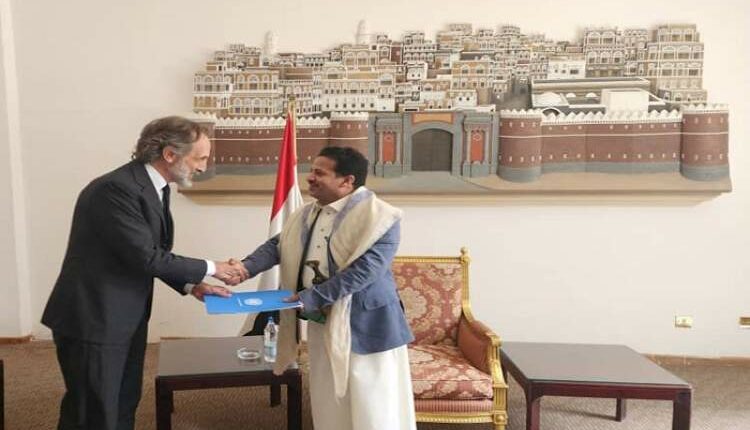 نائب وزير الخارجية حسين العزي يستقبل منسق الأمم المتحدة للشؤون الإنسانية في اليمن