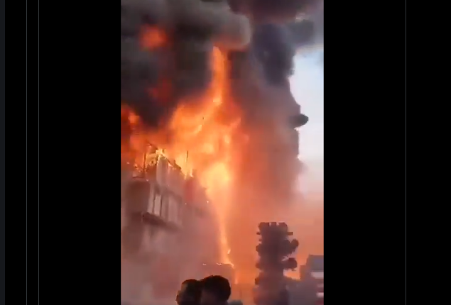 مقطعين للحظة سقوط صواريخ حزب الله في مستوطنات الجليل والنيران تلتهم أحد المصانع