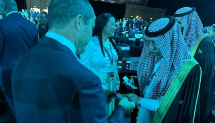 وزيرا الاقتصاد والتجارة السعودي والصهيوني يبحثان التعاون الاقتصادي بين بلديهما