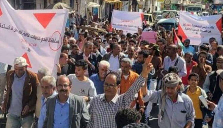 تظاهرات شعبية في تعز مطالبة برحيل المحافظ الموالي للتحالف