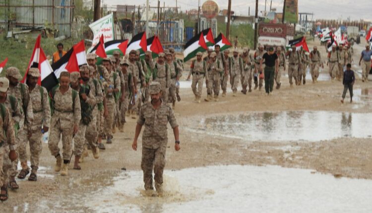 مسير عسكري للشرطة العسكرية اليمنية تحت شعار “طوفان الأقصى خندق واحد”