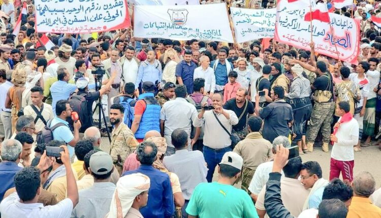 مظاهرة في المخا لمجندي طارق صالح تطالب بوقف صنعاء هجماتها ضد الملاحة الإسرائيلية