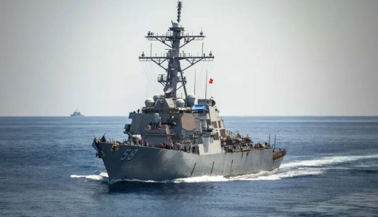 واشنطن تعلن استهداف إحدى مدمراتها في البحر الأحمر لصاروخ باليستي يمني قصير المدى