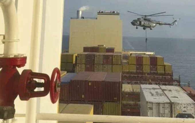 تأسياً بنهج القوات اليمنية.. الحرس الثوري الإيراني يستولي على سفينة شحن مرتبطة بالكيان الصهيوني