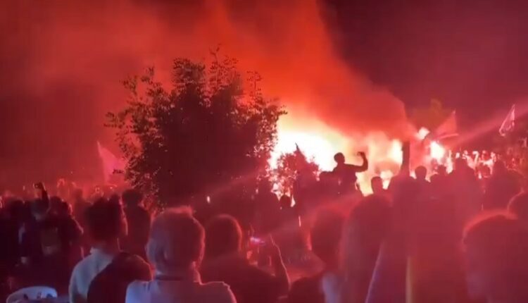 متظاهرون يشعلون النيران أمام منزل نتنياهو ويطالبون باستقالته