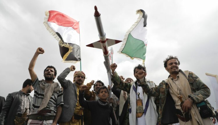 معهد أمريكي: مواجهات الغرب مع اليمن في البحر الأحمر بلا دفة والحوثيون لهم اليد العليا