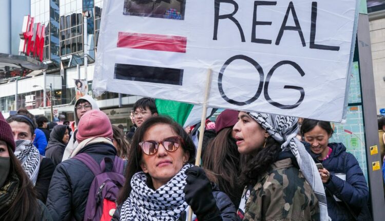 “اليمن الحقيقي” عبارة بالإنجليزية جوار صورة يحيى سريع في لافتات متظاهرين كنديين دعماً لغزة