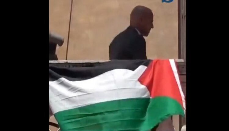 نائب إيطالي يرفع علم فلسطين في شرفة البرلمان بروما