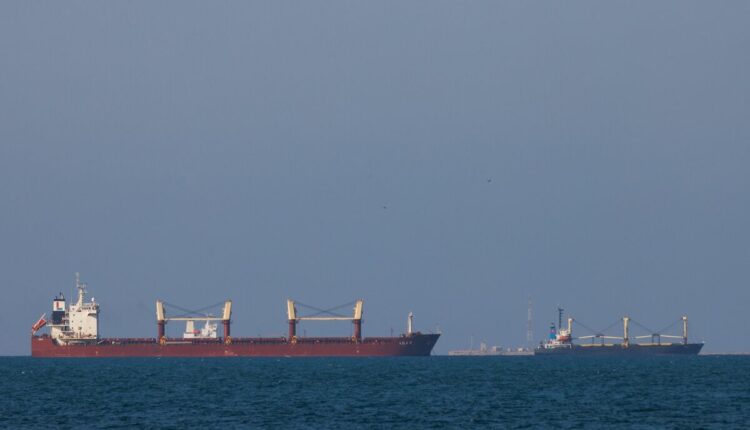 سفينة شحن أمريكية تتعرض لهجوم في البحر الأحمر وتغرق بسبب التسرب المائي