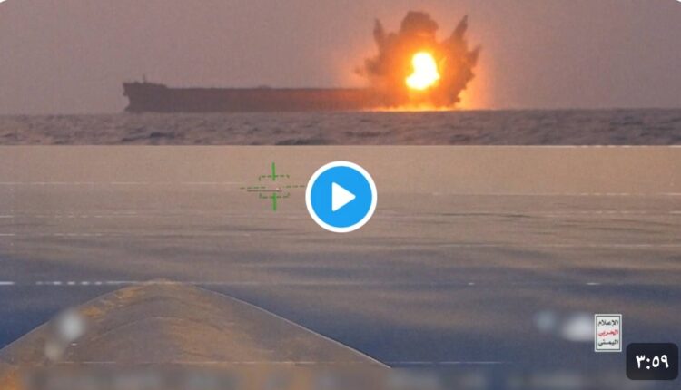 البحرية اليمنية تكشف عن زورق مسيّر جديد يحمل اسم “طوفان المدمر” بوزن حربي طن ونصف
