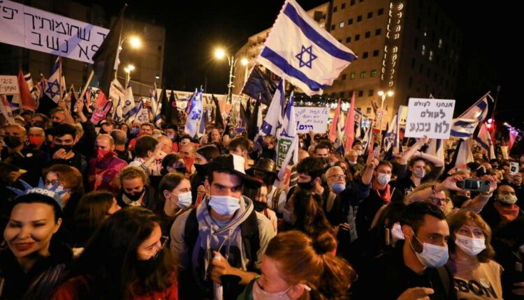 احتجاجات واسعة في “إسرائيل” للمطالبة بصفقة تبادل أسرى وإسقاط حكومة نتنياهو