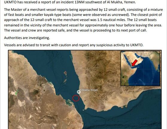 البحرية اليمنية تطوق سفينة تجارية في البحر الأحمر باثني عشرة زورقاً حربياً