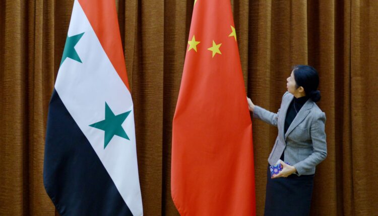 الصين تطالب أمريكا بالتوقف عن نهب سوريا وعن نشر قواتها فيها