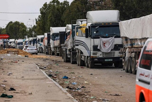 شاحنات المساعدات تبدأ في الدخول الى قطاع غزة