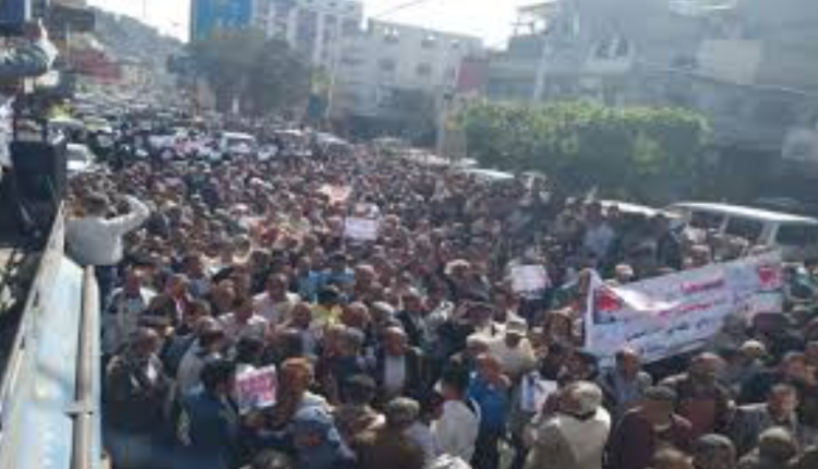 مظاهرات في تعز وإطلاق استغاثات لإنقاذ المعلمين بعد تسجيل ثاني حالة انتحار