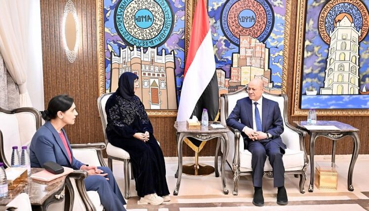 العليمي يلوّح بالمزيد من انهيار العملة وسط ضغوط بريطانية وأمريكية للمصالحة مع الانتقالي