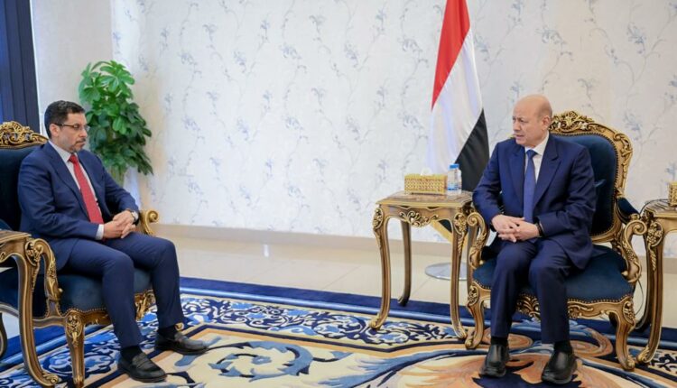 تصعيد بين بن مبارك والمجلس الرئاسي: اتهامات بالفساد وتسريبات مالية