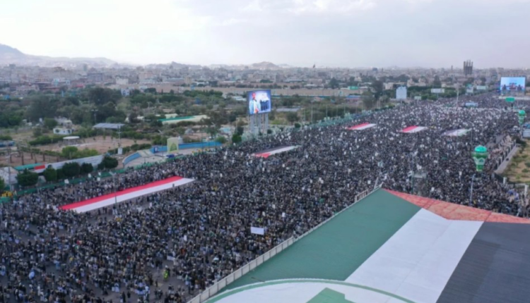 مسيرات مليونية في صنعاء ومحافظات يمنية تضامنًا مع غزة وتنديدًا بالعدوان الأمريكي