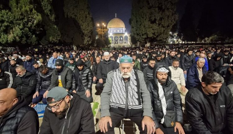 80 ألف مصلٍ يؤدون صلاة العشاء والتراويح في المسجد الأقصى