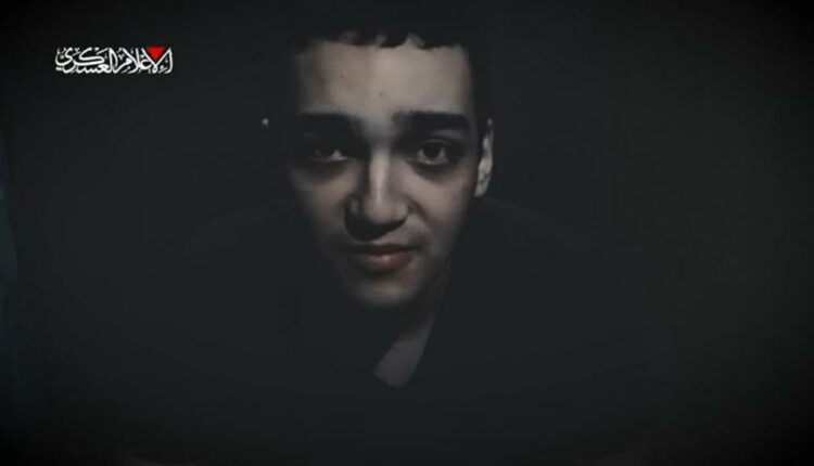 كتائب القسام تعرض فيديو لأحد الأسرى “الوقت ينفد”