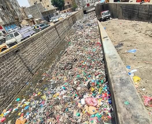 تعز.. حملات نظافة في مناطق سيطرة صنعاء مقابل كارثة بيئية في مناطق حكومة التحالف