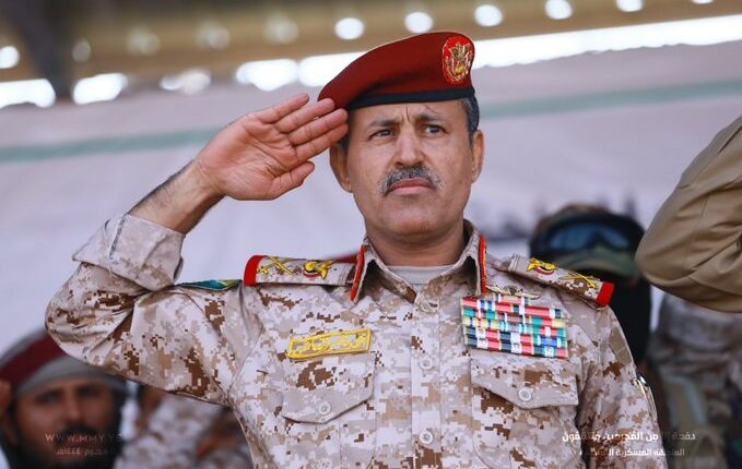 وزير الدفاع اليمني بعد سقوط إف 18 من “ترومان”: نحرز تقدماً كبيراً في الصناعات العسكرية بتقنيات حديثة