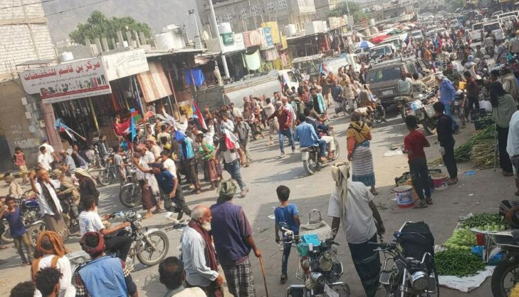 الضالع تنتفض.. الحراك الجنوبي يتهم حكومة التحالف والانتقالي بتجويع الجنوب ويعلن التصعيد