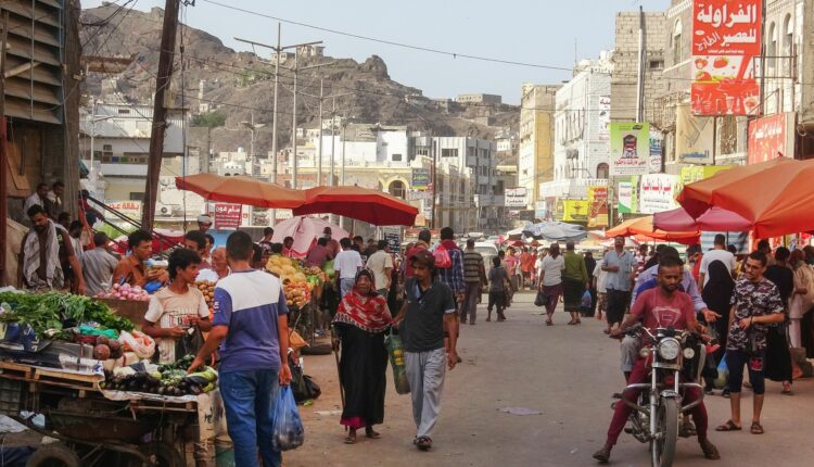 في عدن.. كيس دقيق أغلى من راتب موظف: انهيار العملة يحاصر السكان بالجوع
