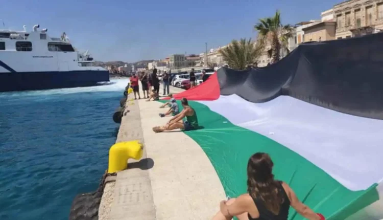 احتجاجات في اليونان تمنع رسو سفينة إسرائيلية في ميناء سيروس