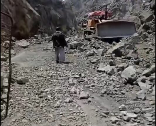 ما حقيقة الأخبار عن توقف أعمال فتح طريق عقبة ثرة بين قوات صنعاء وقوات عدن ؟