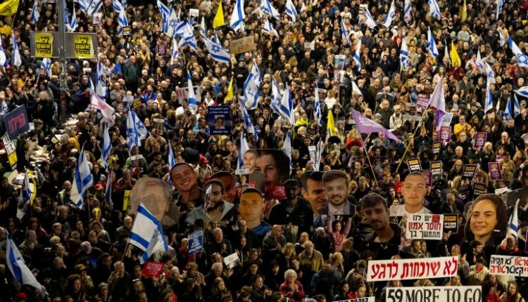 عائلات الأسرى الإسرائيليين: حكومة نتنياهو منعزلة عن الواقع وتعرض أبناءنا للخطر