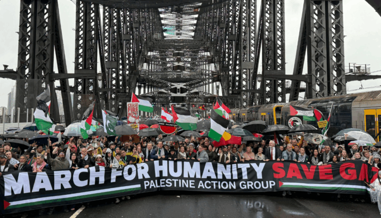 مسيرة إنسانية تعمّ جسر سيدني دعمًا لغزة ومنددة بالعدوان الإسرائيلي