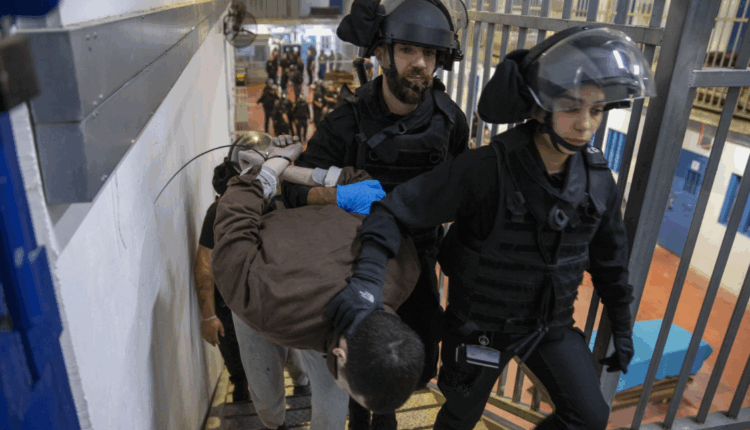 تفاصيل صادمة عن أوضاع الأسرى الفلسطينيين في سجن النقب: تنكيل وتجويع وانتهاك للحقوق