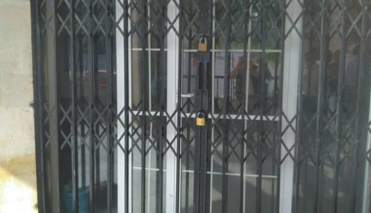 فوضى الميليشيات في تعز: مسلح يغلق صندوق النظافة ويهدد موظفيه بالقتل