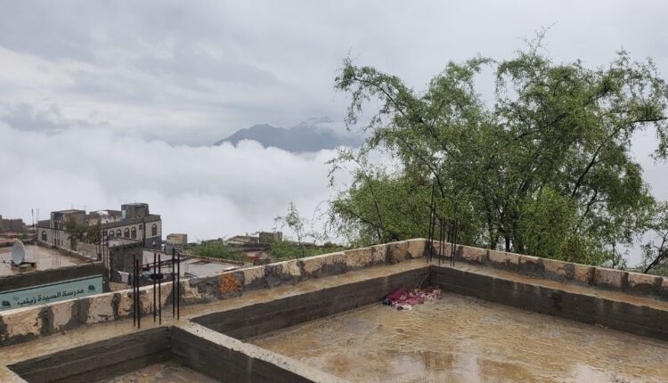 الدفاع المدني تطالب سكان المنازل الشعبية المعرضة للانهيار عدم البقاء فيها أثناء هطول المطر