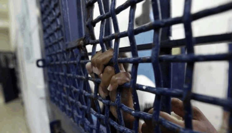 الاحتلال يستخدم صور دمار غزة كسلاح نفسي ضد الأسرى الفلسطينيين