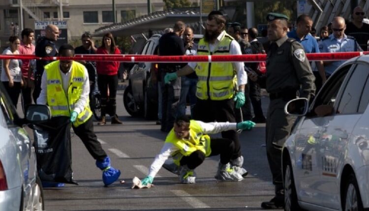 حادث استثنائي في تل أبيب.. شظايا اعتراض صاروخ يمني تصيب محطة قطار