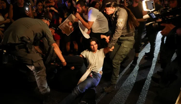احتجاجات في تل أبيب ضد نتنياهو والشرطة ترد بالقمع