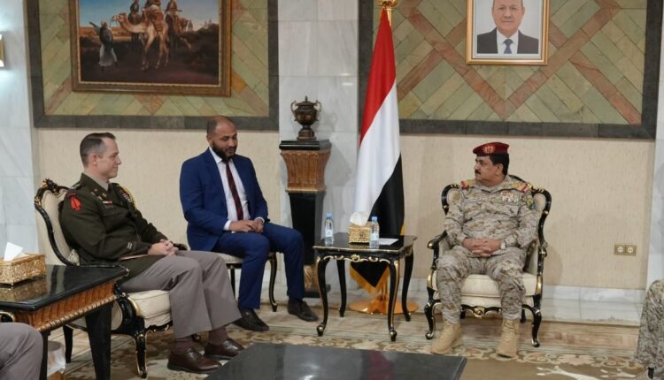 تحركات أمريكية على حدود اليمن والسعودية.. ووزير دفاع حكومة عدن يظهر في ميدي بعد لقاء سري بالرياض