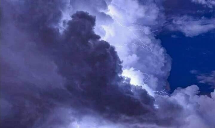 أمطار رعدية تضرب محافظات يمنية ووفاة مواطن بصاعقة في صنعاء