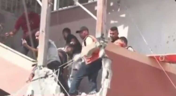 شاهد لحظة استهداف طواقم الاسعاف في مبنى ناصر الطبي في غزة